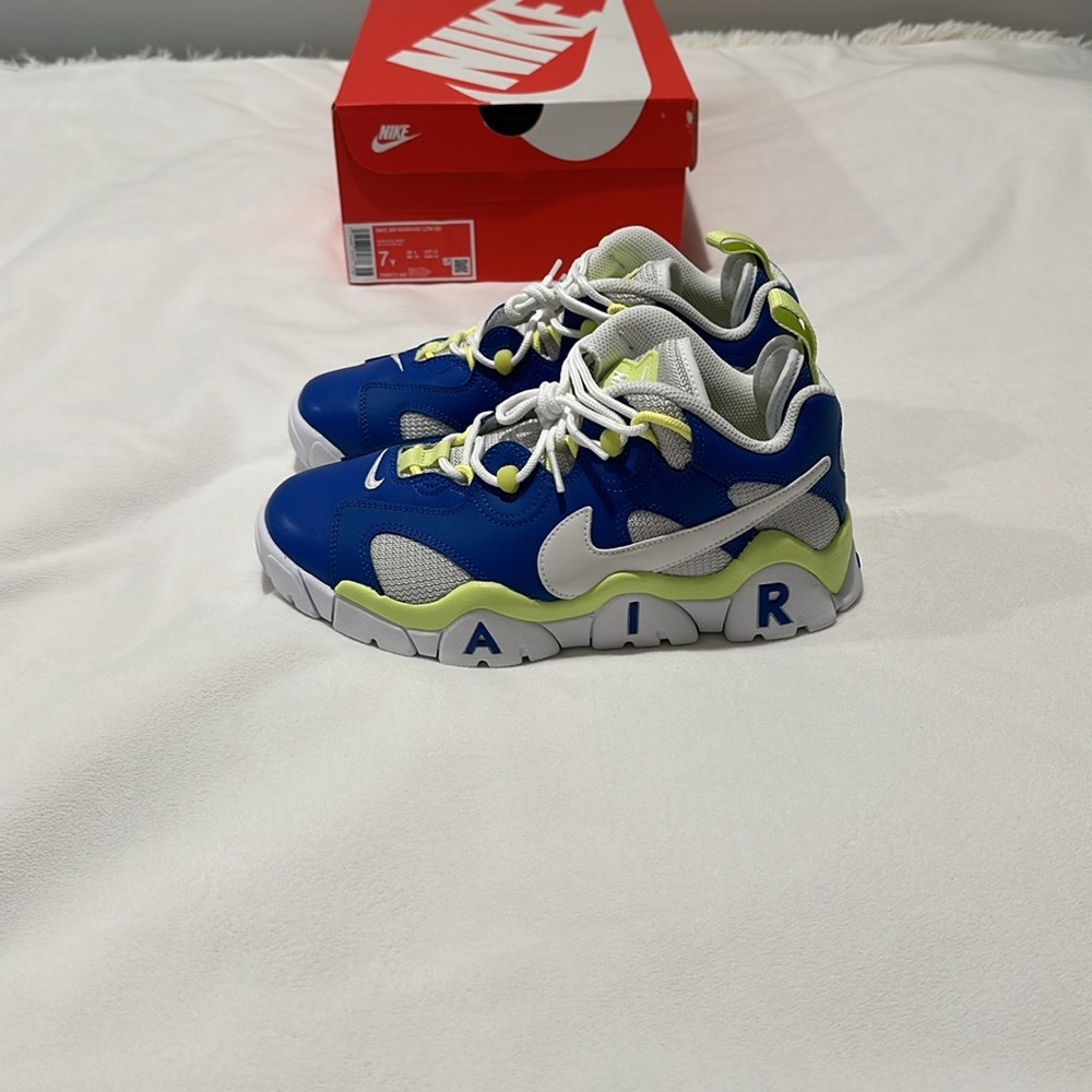 Brand New Boys Nike Air Barrage Low Royal Blue/White/Green. Multiple Sizes F49 - Picture 3 of 7
